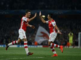 Os contratos de Özil e Alexis com o Arsenal expiram em 2018. AFP
