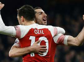 Özil e Mkkitaryan poderão sair do Arsenal. AFP
