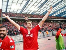 Standard de Lieges Ivan Santini (C) celebrates with teammates after scoring.BeSoccer
