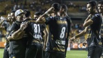 Angulo da pie a la fiesta de Maradona