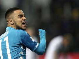 Intentan robar a Ounas, del Nápoles, que se lastimó la rodilla. AFP
