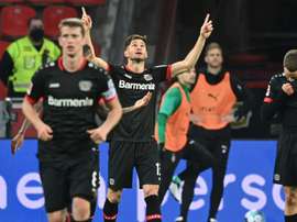 Alario lleva al Bayer Leverkusen a una divertida victoria. AFP
