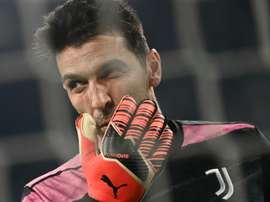 Buffon não quer saber de se aposentar. AFP