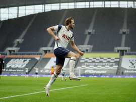 Kane rouba a coroa de Bruno Fernandes. AFP
