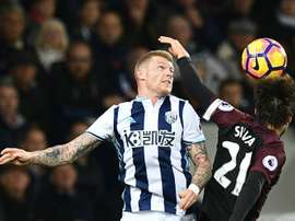 James McClean seguirá tres campañas más en el WBA. AFP/Archivo