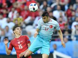 Czech Republics midfielder David Pavelka (L) vies with Turkeys forward Burak Yilmaz during the Euro 2016 match in Lens on June 21, 2016