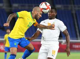 Dani Alves puso en duda la expulsión de Douglas Luiz. AFP