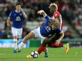 Tom Davies fue el autor de uno de los goles de su equipo ante el City. AFP