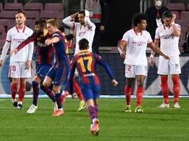 A treta entre Messi e Sevilla. AFP