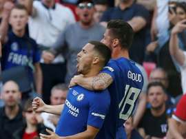 Eden Hazard e Giroud comemorando pelo Chelsea. AFP