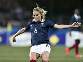Frances midfielder Amandine Henry controls the ball during the friendly football match France vs Russia on May 22, 2015 at the Gaston Petit stadium in Chateauroux