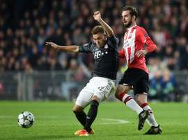 Le milieu du PSV Eindhoven Davy Propper à la lutte avec celui du Bayern Joshua Kimmich. AFP