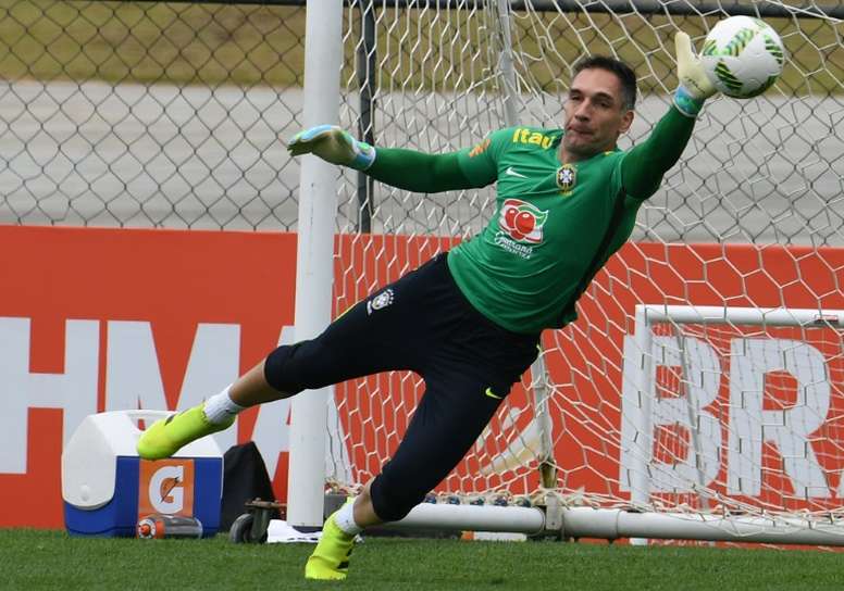 Le gardien de but brésilien Fernando Prass à lentraînement avec léquipe olympique à Teresopolis, à 90 km au nord de Rio, le 22 juillet 2016