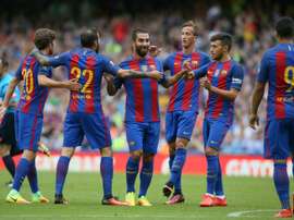 Le milieu de terrain turc de Barcelone, Arda Turan, célèbre son but entouré de ses coéquipiers, lors dun match amical contre le Celtic Glasgow, à Dublin, le 30 juillet 2016
