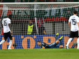 Le gardien allemand Manuel Neuer laisse passer le ballon lors du match amical. AFP