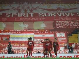 Liverpool faz a festa (literalmente) , mas guarda emoção para a última rodada. AFP