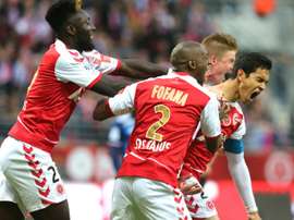 Le défenseur Aissa Mandi (d) ouvre le score pour Reims face à Lyon au stade Auguste Delaune, le 14 mai 2016