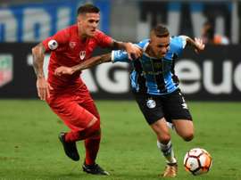 Le brésilien de Gremio, Luan, dispute la balle avec un défenseur argentin de Independiente. AFP