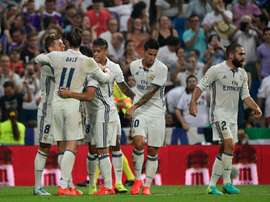 Les joueurs du Real Madrid se congratulent après le but de Toni Kroos (g) face au Celta Vigo à Santiago Bernabeau, le 27 août 2016