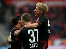 Des joueurs de Bayer célèbrent un but de Karim Bellarabi (G) face à Francort, le 16 avril à Leverkusen (ouest de lAllemagne)