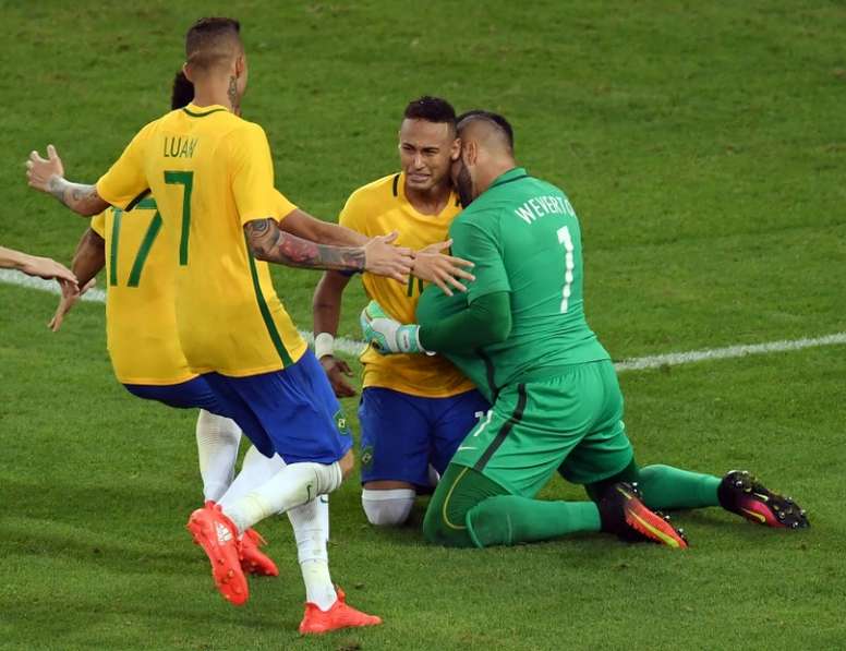 Lattaquant brésilien Neymar et ses coéquipiers fêtent leur victoire en finale du tournoi olympique face à lAllemagne, le 20 août 2016 au Maracana