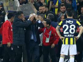 L'entraîneur du Besiktas Senol Gunes touché à la tête par un projectile. AFP