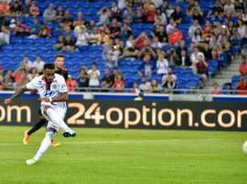 Lattaquant français Alexandre Lacazette inscrit un penalty pour lOlympique lyonnais lors dun match amical contre Benfica, au Parc OL, à Décines-Charpieu, près de Lyon, le 31 juillet 2016