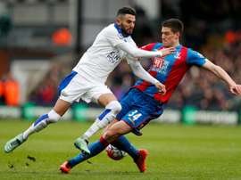 Riyad Mahrez (g) lors du match Crystal Palace-Leicester à Londres, le 19 mars 2016. AFP