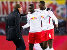 Konate (droite) intéresse Chelsea. AFP