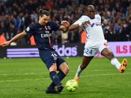 Zlatan Ibrahimovic, face à Rod Fanni (d), le 5 avril 2015 lors du match entre le PSG et lOM au Vélodrome