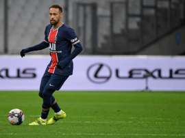 Neymar pode estar em campo contra o Barça. AFP