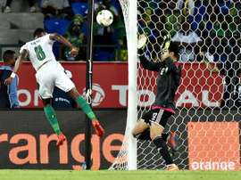 L'attaquant ivoirien Salomon Kalou (g) lors du match contre le Maroc à la CAN. AFP