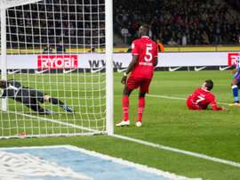 Le gardien de Hannovre Ron-Robert Zieler sincline sur un but de Salomon Kalou (d) pour le Hertha Berlin au stade olympique, le 8 avril 2016