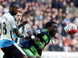 Chancel Mbemba (i) llegó en la campaña 2015-16 al Newcastle. AFP