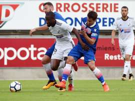 L'Amiénois Guessouma Fofana cerné par deux joueurs de Stoke City, en match amical. AFP