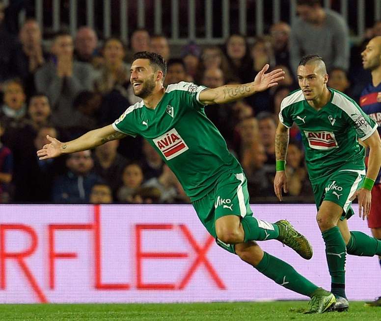 Lattaquant dEibar Borja Gonzalez après un but contre le FC Barcelone, le 25 octobre 2015 au Camp Nou