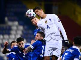 La cuarentena retrasa la llegada de Varane al United. AFP