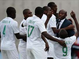 Jugadores de Nigeria celebran con su entrenador Emmanuel Amunike (2d) una anotación. EFE/Archivo