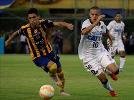 El jugador Alberto Vilches de Atlético Paranaense (d) disputa el balón con el jugador del Sportivo Luqueño de Paraguay Marcelo Baez (d), este 28 octubre, durante el partido de cuartos de final de la Copa Sudamericana disputado en el estadio Feliciano Cáceres de Luque en Luque (Paraguay). EFE