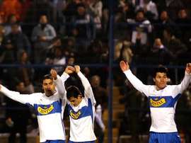 Con tres goles del delantero juvenil Jeisson Vargas y dos del exinternacional Roberto Gutiérrez, el equipo Católico sumó 28 puntos y se quedó arriba de la tabla, superando al Colo Colo, que jugará este sábado. En la imagen un registro de otra de las celebraciones de la Universidad Católica de Chile. EFE/Archivo
