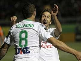 El jugador del Cosmos Raúl González (d) celebra el gol de su compañero Gaston Cellerino (i) durante el partido por la final de la North American Soccer League entre el Cosmos y el Ottawa Fury FC, en el estadio James M. Shuart de Hempstead, Nueva York (EE.UU.). EFE