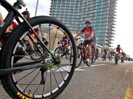 Ciclistas participan en el Titán Tropic Cuba el sábado 5 de diciembre de 2015, en La Habana, un recorrido por la capital de la isla. EFE