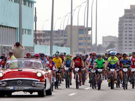 Ciclistas participan en el Titán Tropic Cuba el 5 de diciembre de 2015, en La Habana, un recorrido por la capital de la isla, donde mañana saldrá la primera etapa de la edición cubana del evento. EFE