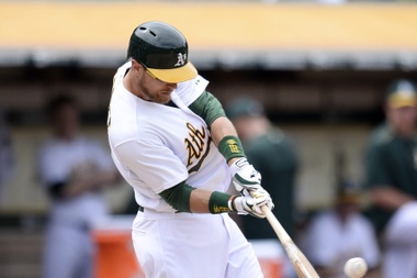 El jugador de los Atléticos de Oakland, Ben Zobrist batea un doble. EFE/Archivo