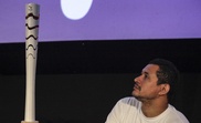 El atleta paralímpico brasileño, Clodoaldo Silva, visto, este 11 de diciembre de 2015, durante la presentación del diseño de la antorcha paralímpica, un modelo multisensorial inspirado en el relieve de la ciudad brasileña de Río de Janeiro (Brasil). EFE