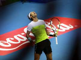 El tenista español Rafael Nadal, del equipo Indian Aces, celebra una buena jugada ante el canadiense Milos Raonic, de los Philippine Maverics, durante la segunda vuelta de la Premier League Internacional de Tenis (IPTL) en el pabellón Mall of Asia Arena de Manila (Filipinas). EFE