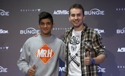 Los pilotos Jorge Lorenzo (i) y Jorge Martín participaron esta mañana en una sesión en la que presentaron las novedades del videojuego Destiny: el rey de los poseídos, donde se enfrentaron en una carrera de colibríes, los vehículos protagonistas del juego. EFE