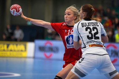 La jugadora Stine Oftedal (i) de Noruega disputa el balón con Katarina Bulatovic (d) de Montenegro. EFE/Archivo