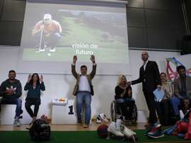El alcalde de Las Rozas, José de la Uz (c), interviene durante un acto celebrado en el polideportivo de Navalcarbón, tras ser elegida esta población Ciudad Europea del Deporte, por la Asociación de Capitales Europeas del Deporte, con sede en Bruselas. EFE