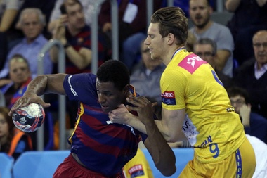 El jugador del FC Barcelona Lassa, Wael Jallouz (i), inetnta avanzar ante la defensa de Tobias Reichmann, del KS Vive Tauron Kielce, durante un partido. EFE/Archivo